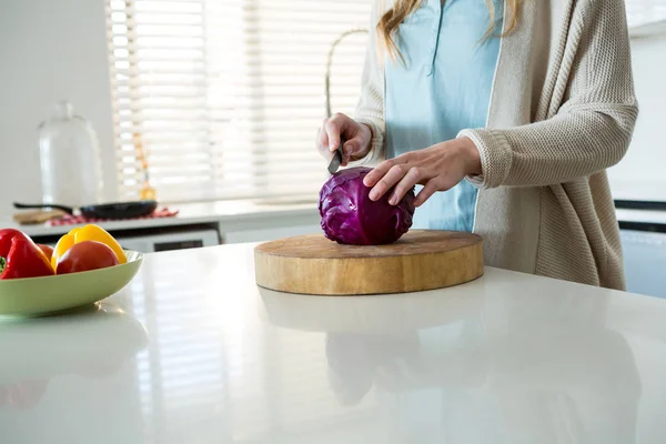 Mitten delen av kvinnan skära rödkål — Stockfoto