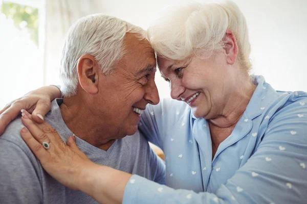 Senior koppel omhelzen elkaar — Stockfoto