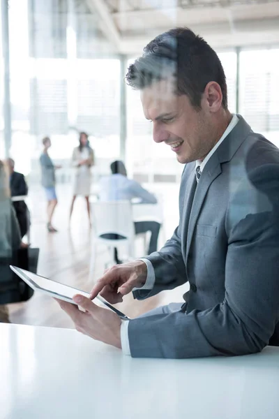 Empresario usando tableta digital en la oficina — Foto de Stock