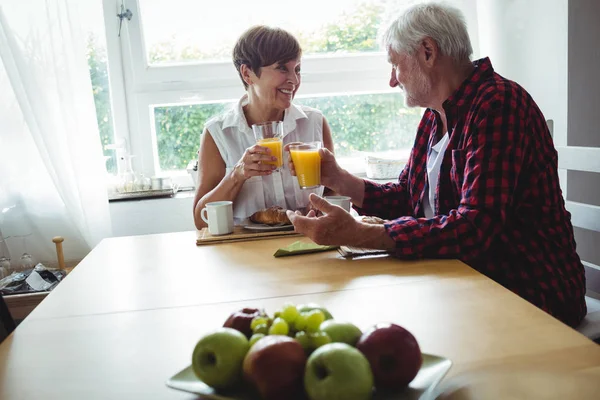 Couple aîné petit déjeuner — Photo