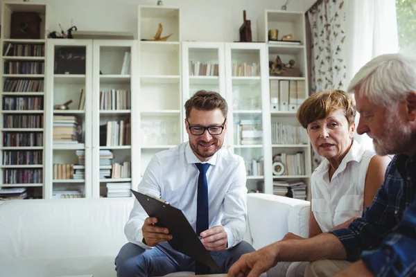 Äldre par planera sina investeringar — Stockfoto