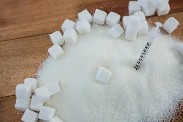 Шприц в сахарном порошке — стоковое фото