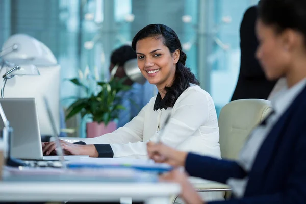 Businesswoman working on laptop — Stock Photo, Image