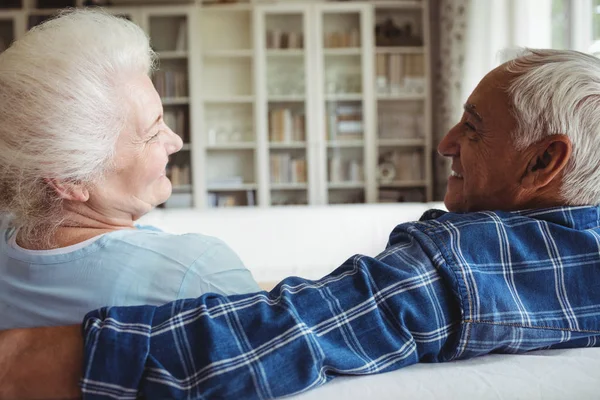 Senior paar elkaar zitten — Stockfoto