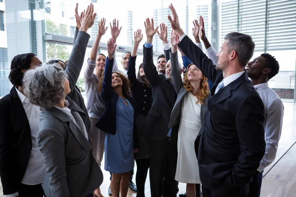 Επιχειρηματίες, αυξάνοντας τα χέρια τους — Φωτογραφία Αρχείου