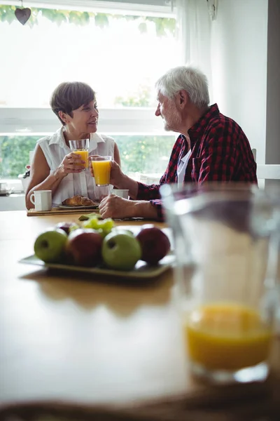 Ηλικιωμένο ζευγάρι τρώει πρωινό — Φωτογραφία Αρχείου