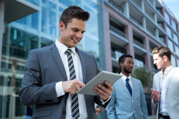 Geschäftsmann mit digitalem Tablet — Stockfoto