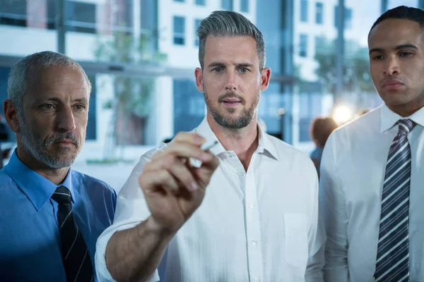 Geschäftsmann schreibt mit Filzstift auf Glas — Stockfoto