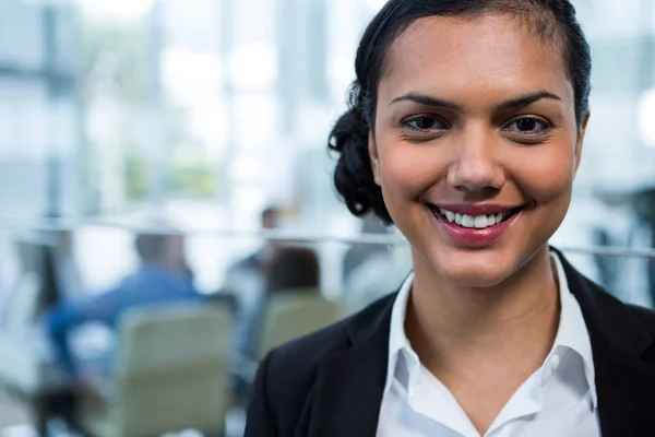 Mujer de negocios sonriente en el cargo —  Fotos de Stock