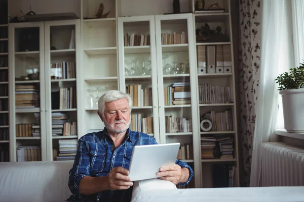 Senior man die digitale tablet gebruikt — Stockfoto