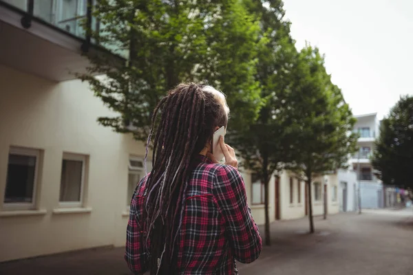 Woman talking on mobile phone — Stock Photo, Image