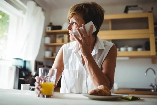 Mujer mayor hablando por teléfono — Foto de Stock