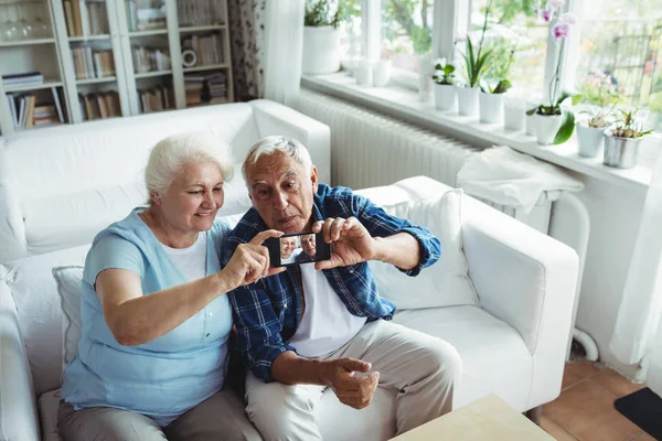 Couple de personnes âgées prenant des photos du téléphone — Photo