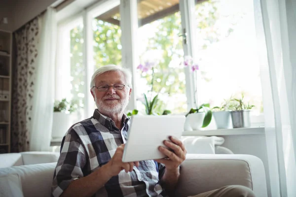 タブレットを使用して年配の男性の肖像画 — ストック写真