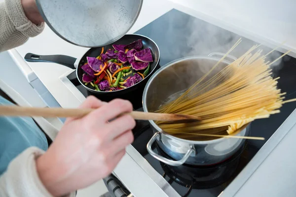Vrouw koken voedsel in keuken — Stockfoto