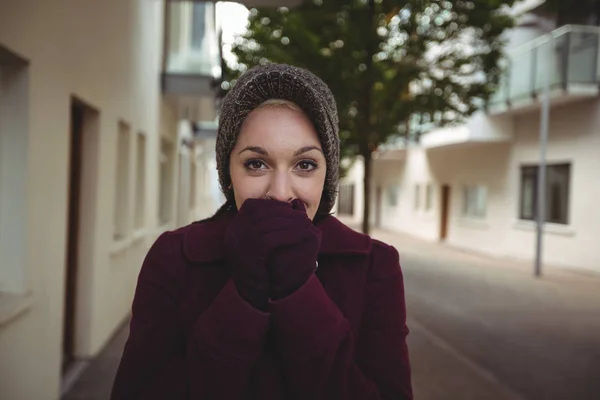 Woman shivering with cold — Stock Photo, Image