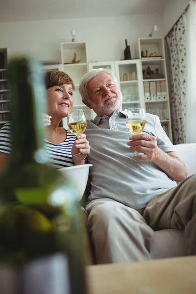 Старшая пара выпивает бокалы вина — стоковое фото