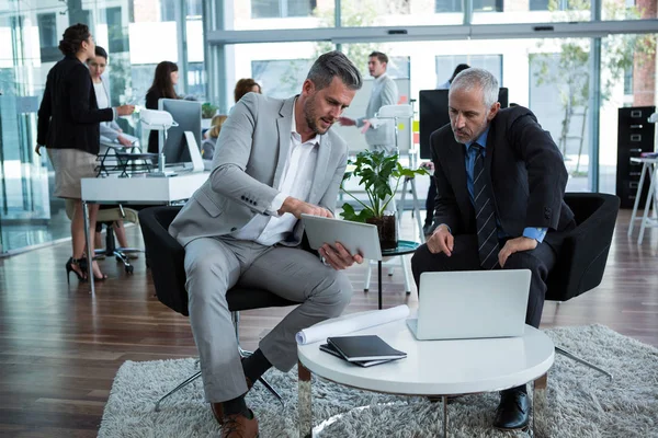 Ondernemers bespreken over Tablet PC — Stockfoto