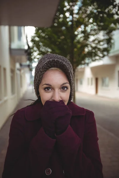 Donna tremante di freddo — Foto Stock