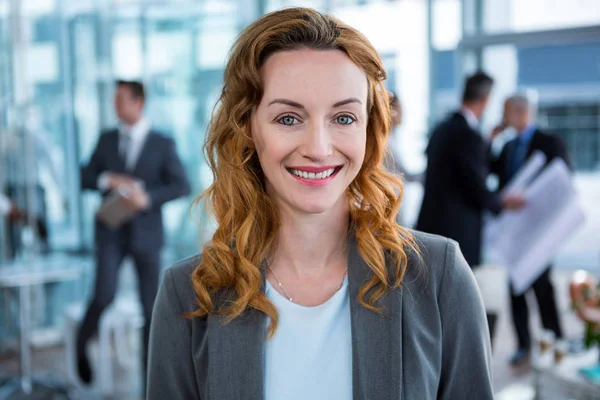 Усміхнена бізнес-леді в офісі — стокове фото