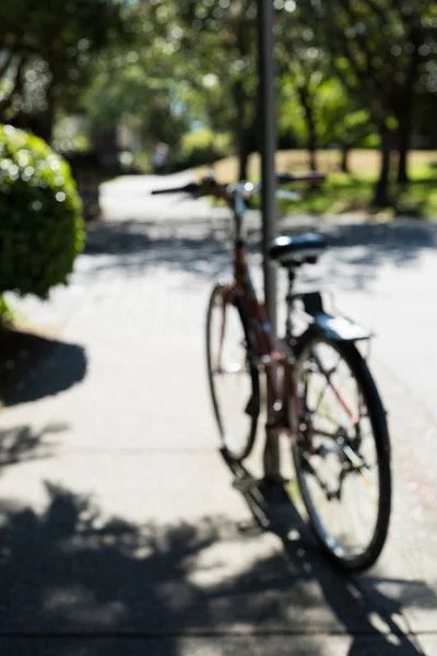 Jízdní kolo zaparkované v parku — Stock fotografie