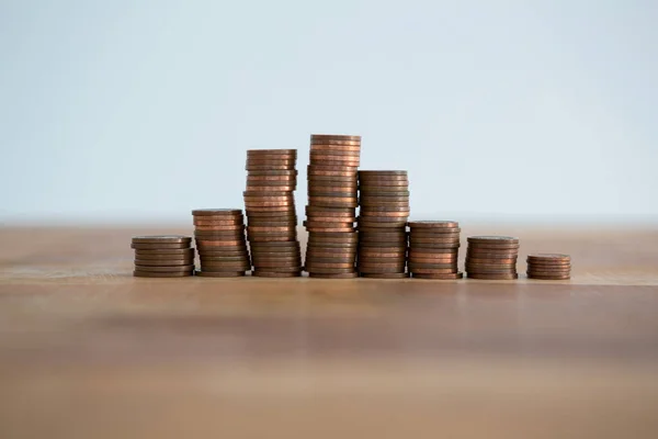 Stapel van munten op tafel — Stockfoto