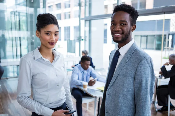 Smiling colleghi di lavoro in piedi in carica — Foto Stock