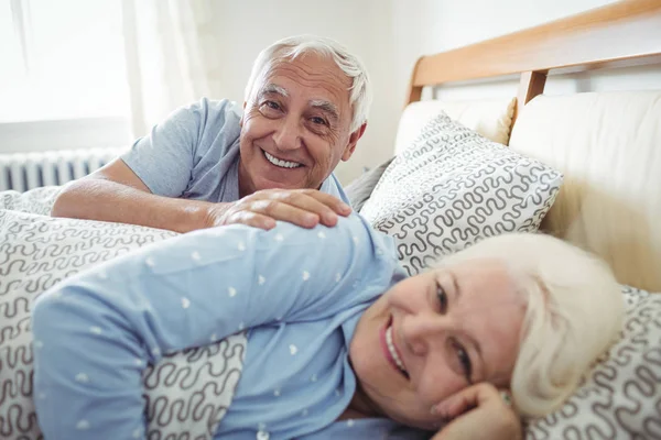 Lyckliga äldre par liggande på sängen — Stockfoto