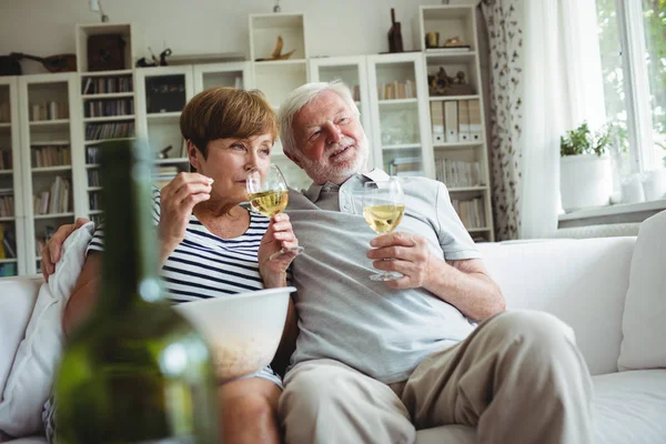 Äldre par ha glas vin — Stockfoto