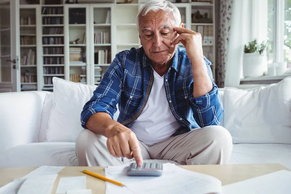 Spända senior man kontrollera räkningarna — Stockfoto