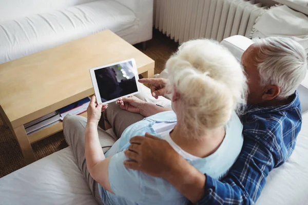 Старша пара використовує цифровий планшет — стокове фото