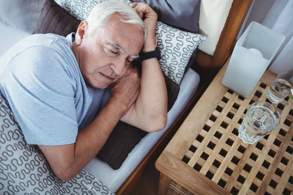 Senior man slapen op bed — Stockfoto