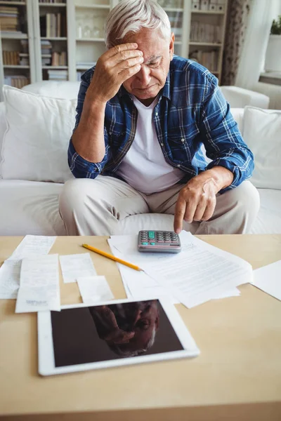 Tensed senior man checking the bills — Stock Photo, Image