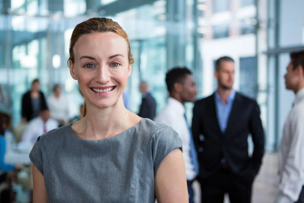 Lächelnde Geschäftsfrau im Amt — Stockfoto