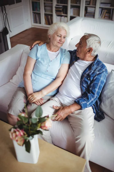 Couple âgé assis et en interaction — Photo