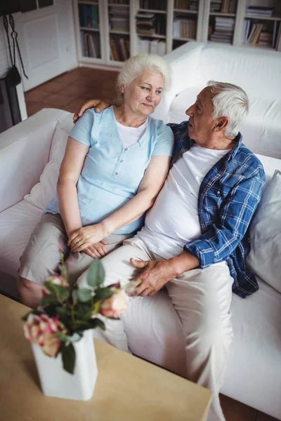 Äldre par sittande och interagera — Stockfoto