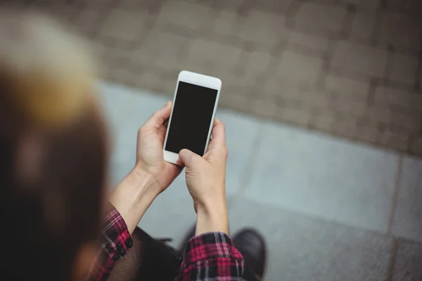 Kvinna med mobiltelefon — Stockfoto