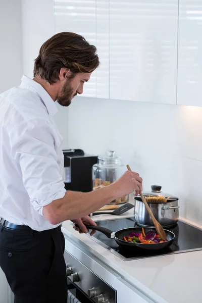 Man förbereder ett livsmedel i köket — Stockfoto