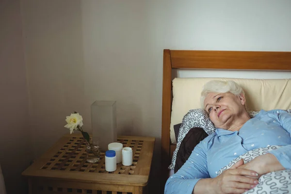 Mujer mayor preocupada relajándose en la cama — Foto de Stock