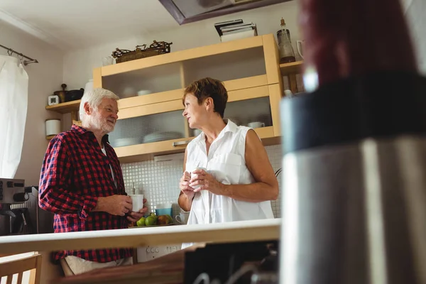 Seniorenpaar interagiert beim Kaffeetrinken — Stockfoto