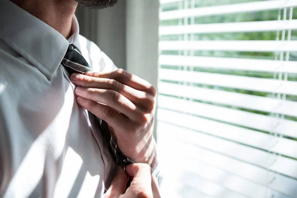 Man getting dressed in bedroom — Stock Photo, Image