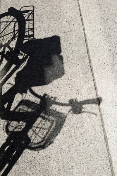 Ombre du vélo sur une route bétonnée — Photo