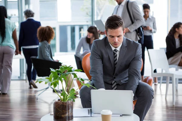 Homem de negócios trabalhando no laptop — Fotografia de Stock