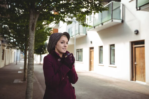 Frau lächelt und hält eine Tasse Kaffee — Stockfoto