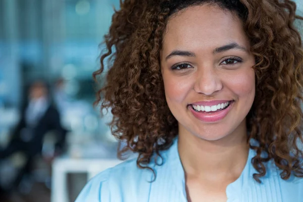 Mujer de negocios sonriente de pie en el cargo — Foto de Stock