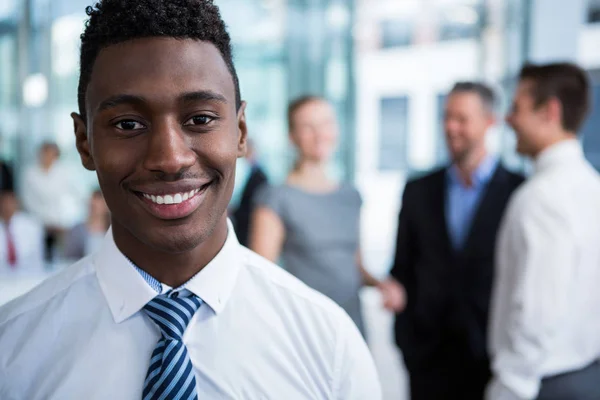 Homme d'affaires souriant au bureau — Photo