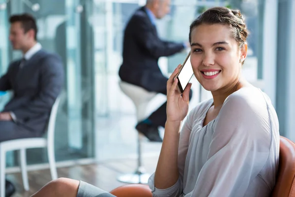 Leende affärskvinna prata telefon — Stockfoto