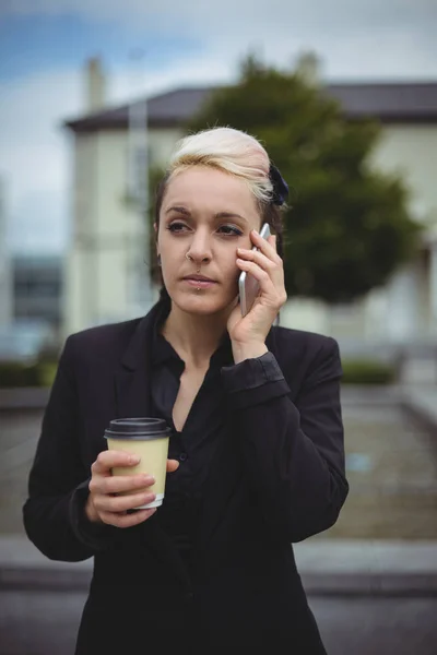 İş kadını cep telefonuyla konuşuyor — Stok fotoğraf