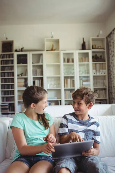 Barn som använder digital tablet — Stockfoto