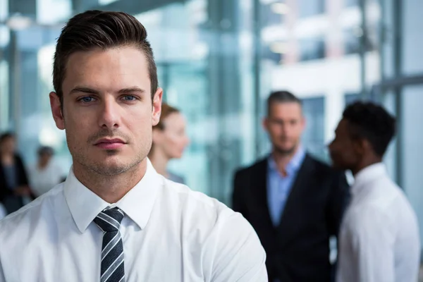 Hombre de negocios de pie en edificio de oficinas —  Fotos de Stock